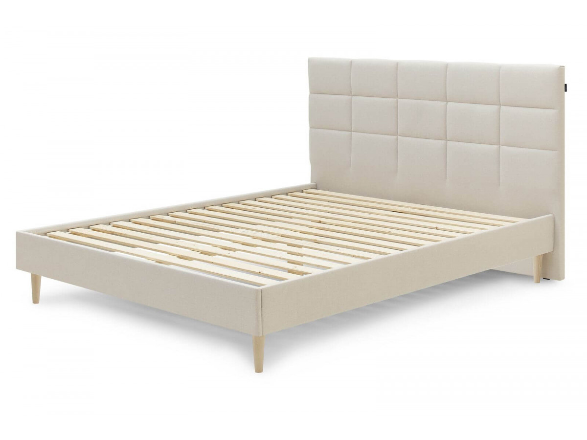 Rama łóżka CARRE z listwami z litego drewna i nóżkami z naturalnego drewna 140x190
